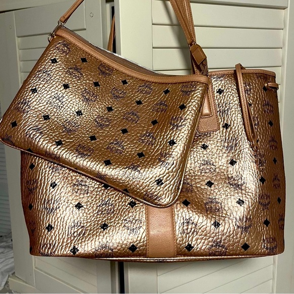 MCM Metallic Visetos Reversible Tote W/ Smaller  Pouch Included ✨AUTHENTIC✨ - Picture 2 of 13